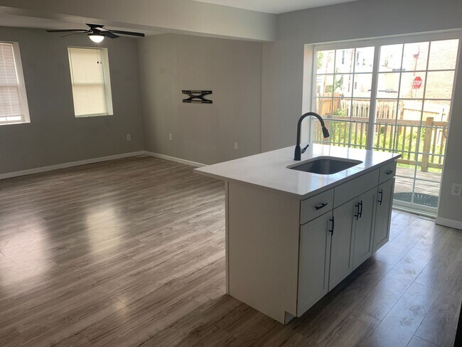 Foto del edificio - Future Rental! 3 Bed/2 Bath, Fenced Yard, Storage-York City SD