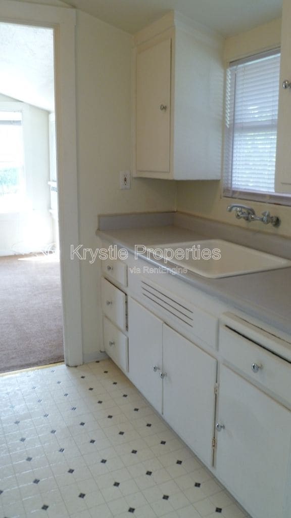 Building Photo - 322 Evans Ave