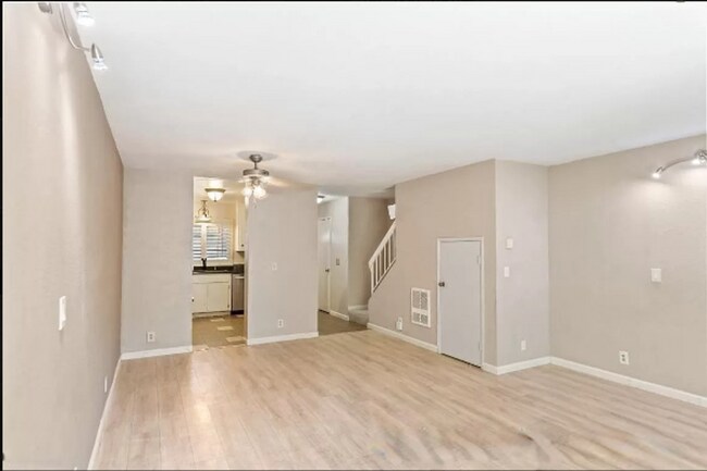 Building Photo - Available now!! 2 bedroom 2.5 bathroom in ...