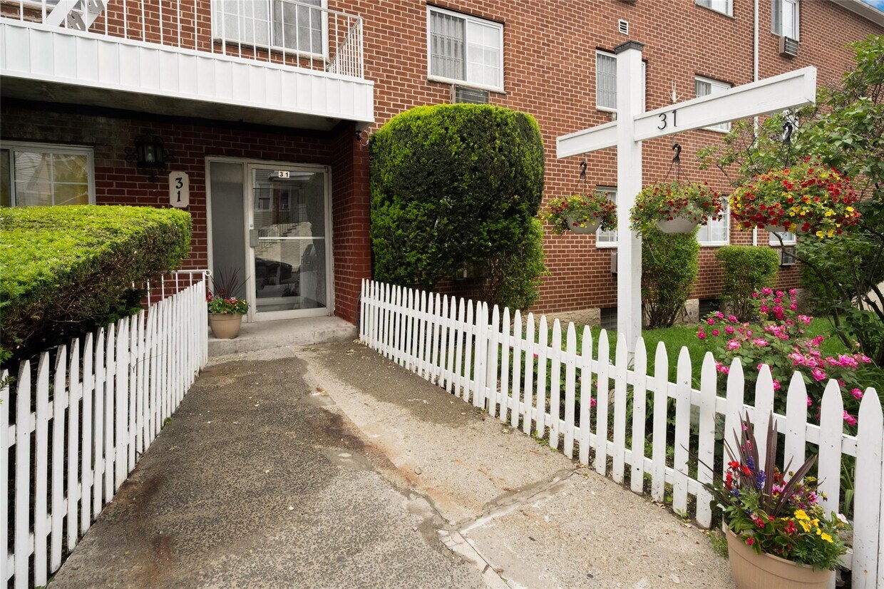 Primary Photo - 31 Fero St