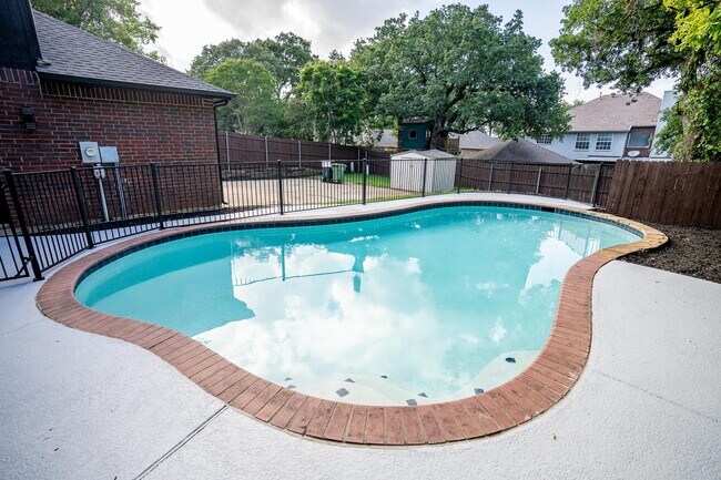 Foto del edificio - 7625 Shadow Wood Dr