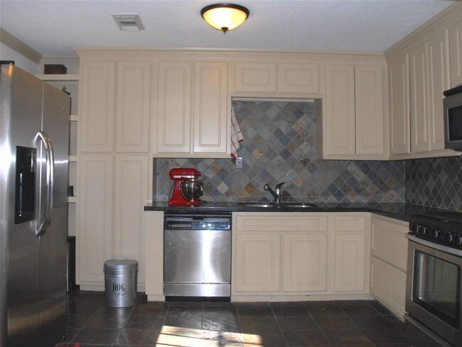 Building Photo - 1347 Gardenia Dr