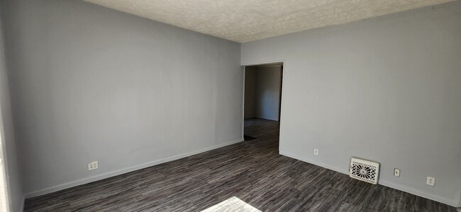 Building Photo - 115 E Conron Ave