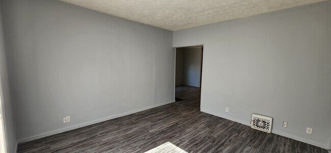 Foto del edificio - 115 E Conron Ave