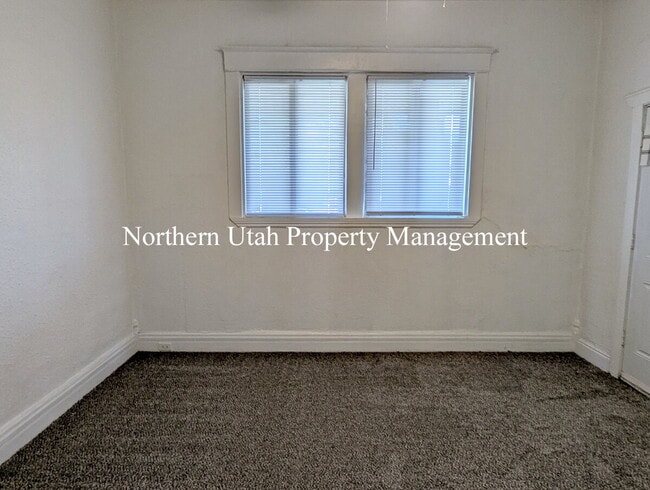 Building Photo - 1 Bed, 1 Bath, New Carpet