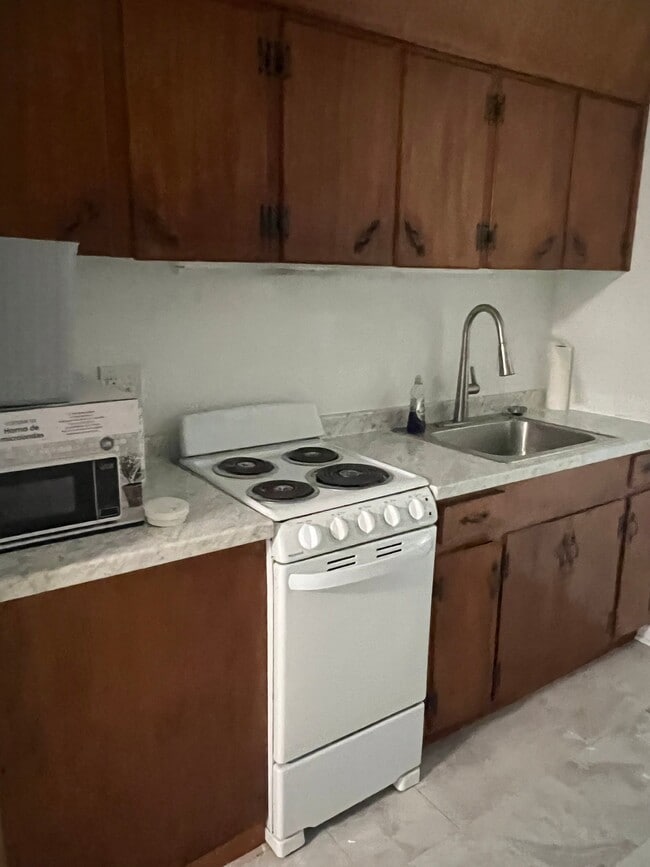 Building Photo - 1708 Holloman Dr