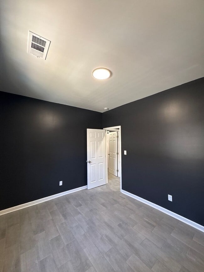Building Photo - Beautiful 4-bedroom 2 bath home - Open To Section 8
