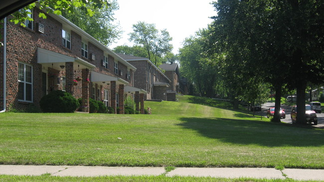 Building Photo - Colonial Village Apartments