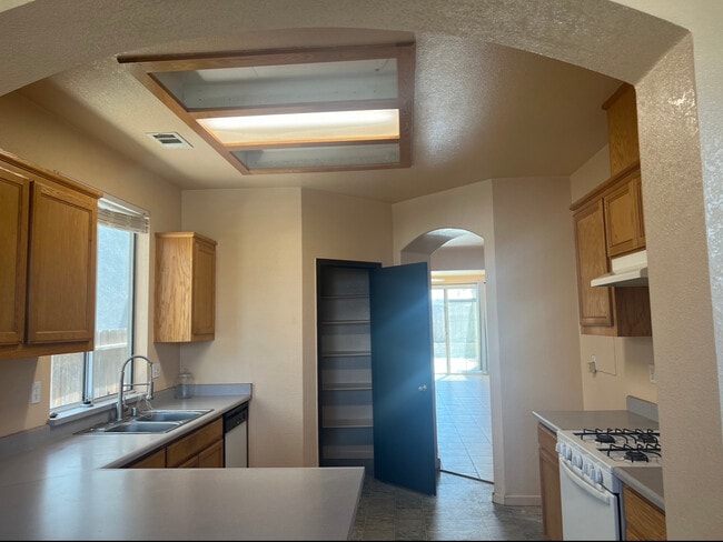 Foto del edificio - 16649 Emerson Ct