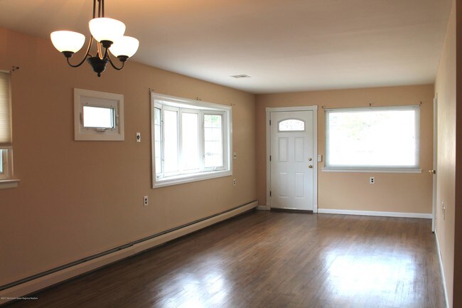 Building Photo - 1677 Yorktowne Blvd