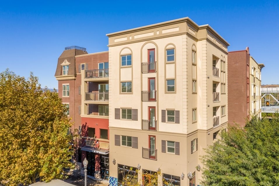 Newhall Crossings Apartments in Santa Clarita, CA