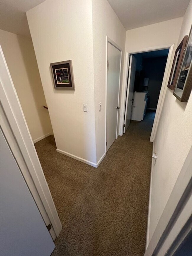 Building Photo - Tri-level Townhome in Fletcher Hills!