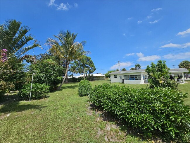 Building Photo - 426 Riomar Dr