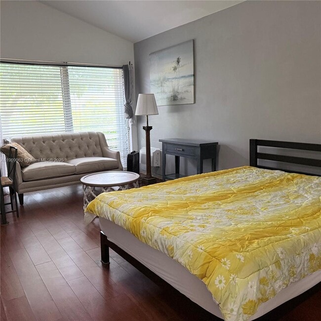 Foto del edificio - 2633 NE 32nd St