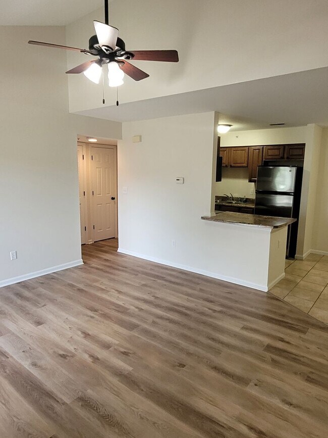 Building Photo - 2 Bed 2 Bath-Southampton Villas Condos  *1...