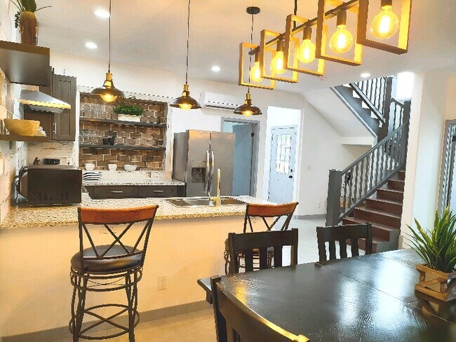 Building Photo - 283 Berrydale Ave