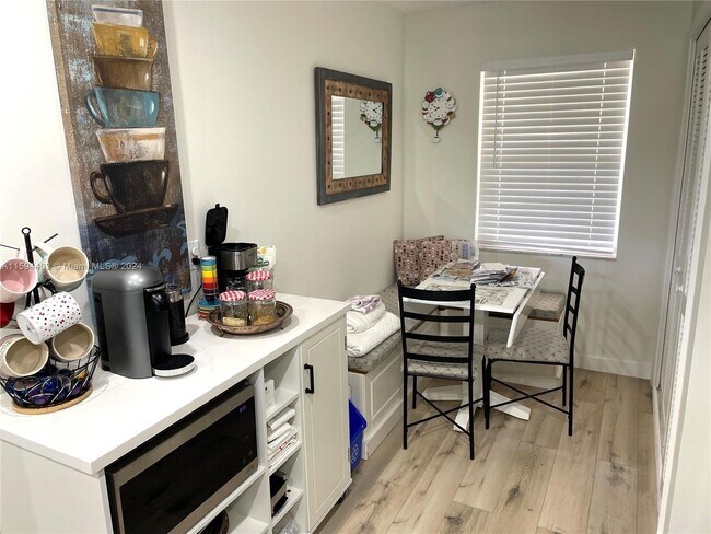 Building Photo - 3621 Oaks Clubhouse Drive Apt #205, Pompan...