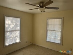 Building Photo - 805 W Kern Rd