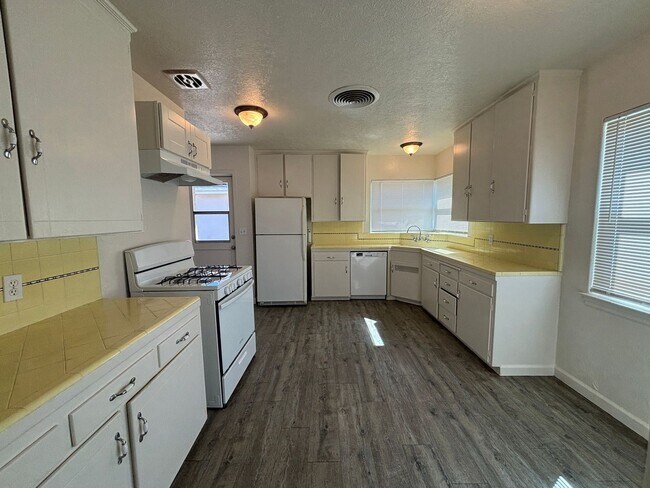 Building Photo - 816 W Fedora Ave