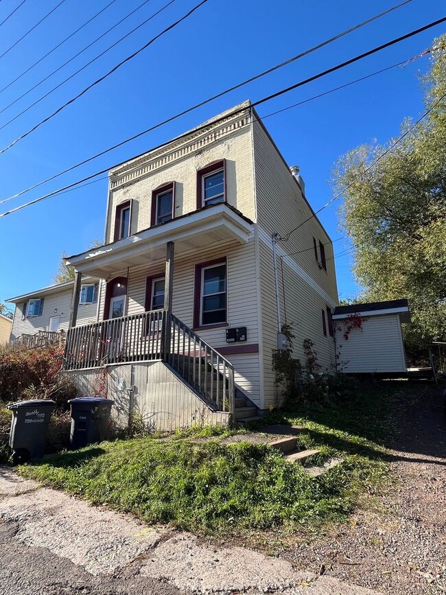 Building Photo - 214 E 8th St