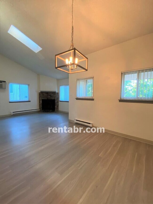 Foto del edificio - Remodeled & Modern Two Bedroom-Vaulted Cei...