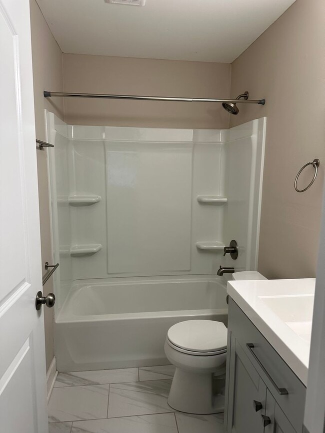 Building Photo - $2,200 / 2 br / 2 ba / 864 sqft
