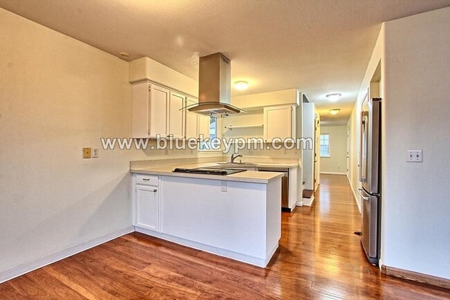 Foto del edificio - 3 Bed, 2.5 Bath Condo with 1 Car Garage Near Van Mall