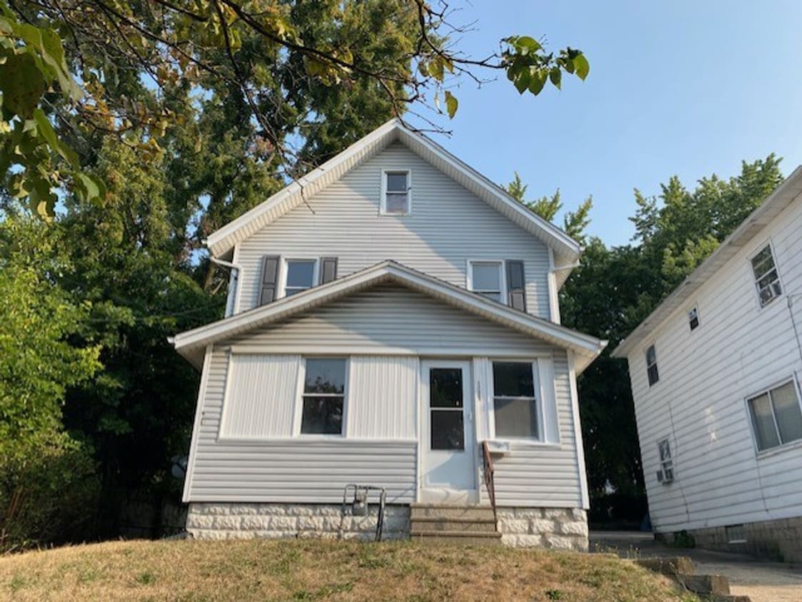 Foto principal - Roomy Goodyear Heights 5-Bed with Finished Attic, Fenced Yard & Garage — Fresh, Bright, Ready for...