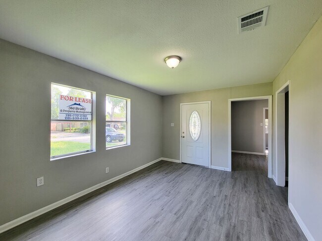 Foto del edificio - RECENTLY REMODELED 4 BEDROOM 2 BATH HOUSE IN MEDICAL CENTER