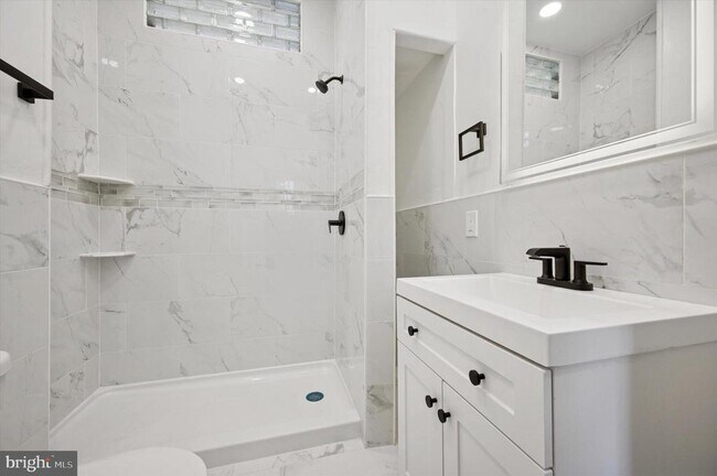 Building Photo - 1637 W Girard Ave