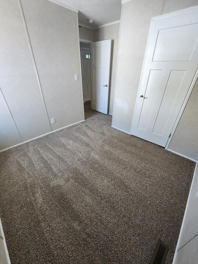 Building Photo - 2 Bedroom/1 Bathroom Mobile Home