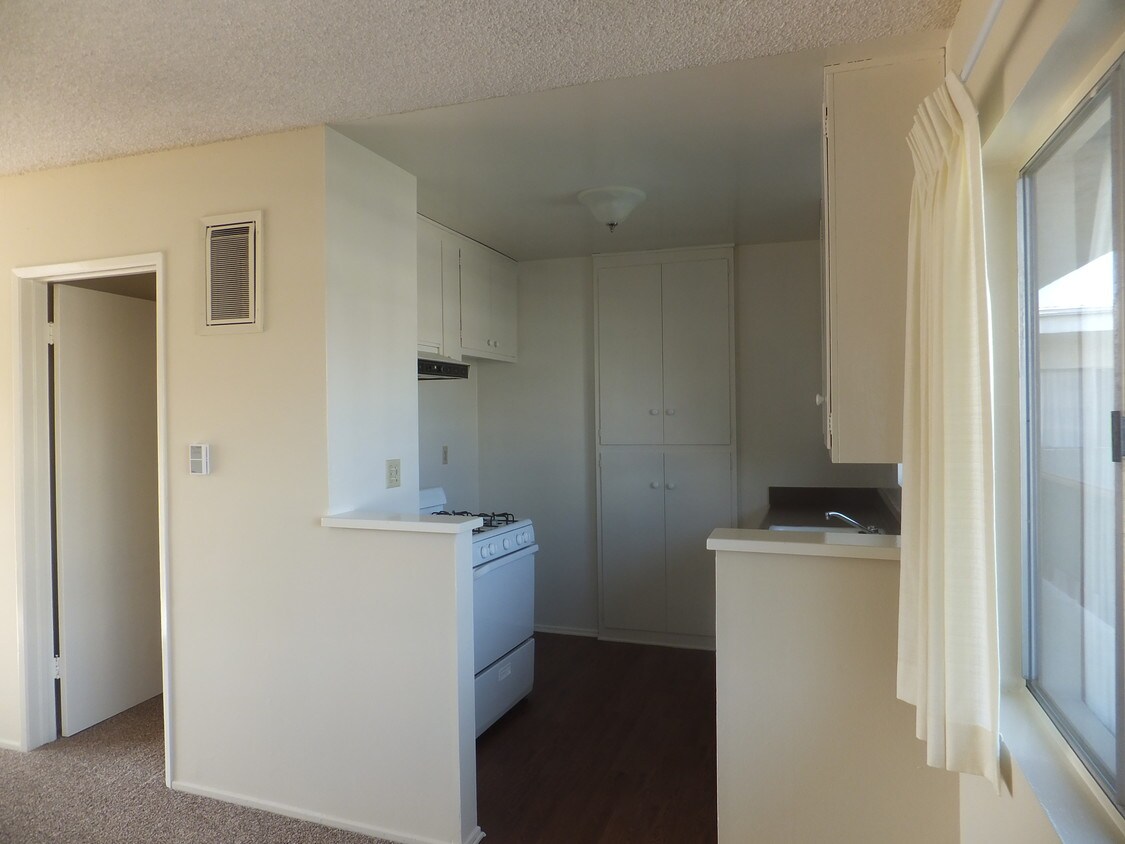 Kitchen and hall - 530 Avenue G