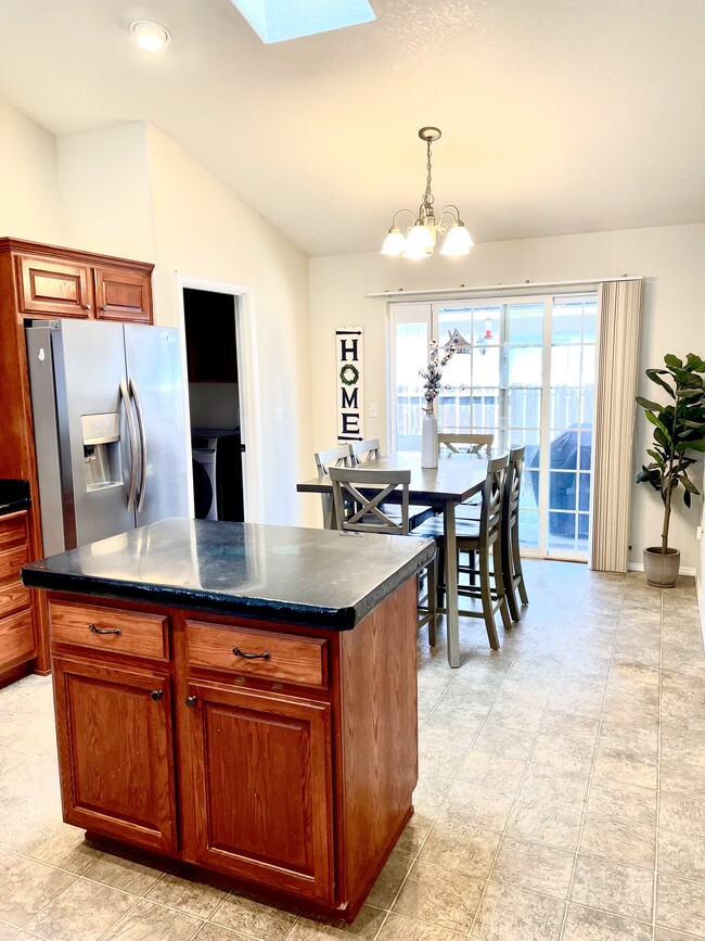 Spacious kitchen/dining space - 1331 SW Sturgeon Ct