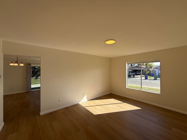 Foto del edificio - Freshly Remodeled 3B/2BA W/ Fenced Yard & Attached Garage!