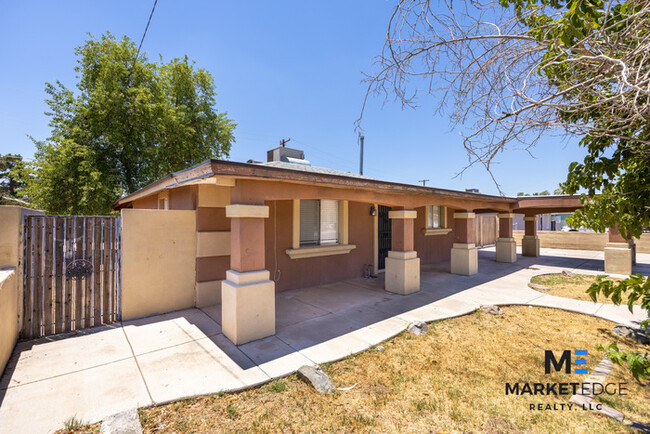 Building Photo - 3 Bed/1Bath at 67th Ave/Indian School! Rea...