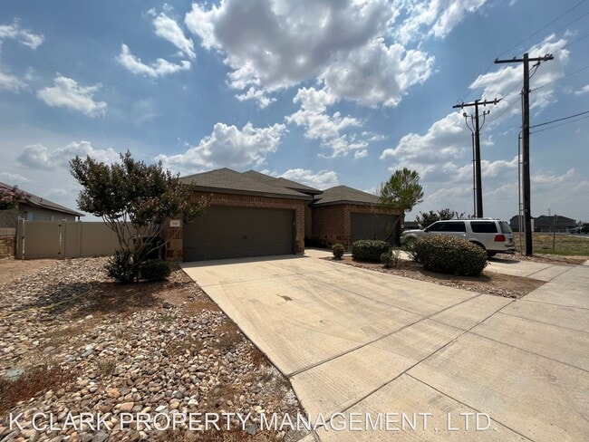 Building Photo - 3 br, 2 bath House - 700 SAENGERHALLE RD