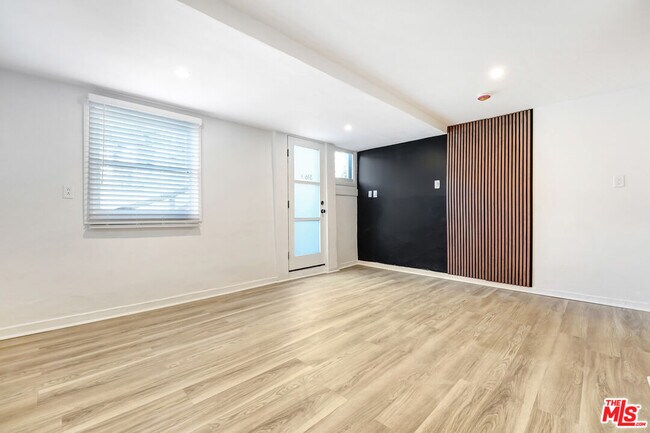 Foto del edificio - 316 Crane Blvd