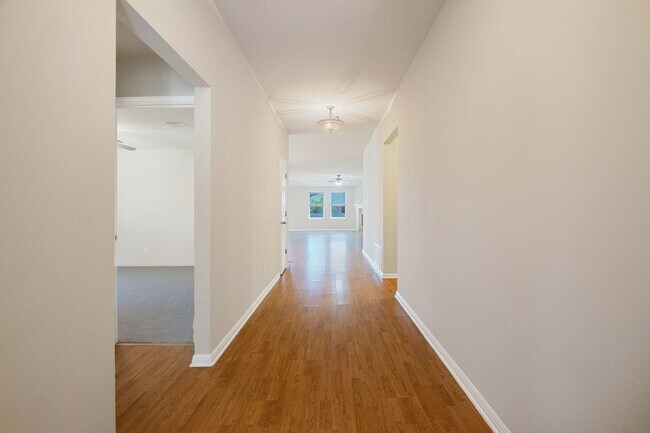 Foto del edificio - Single-Story Home On Large Corner Lot In A...