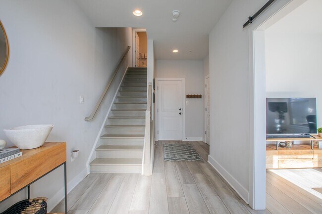 Building Photo - Lavish 3 BR/3.5 BA EOG Townhome in Rockville!