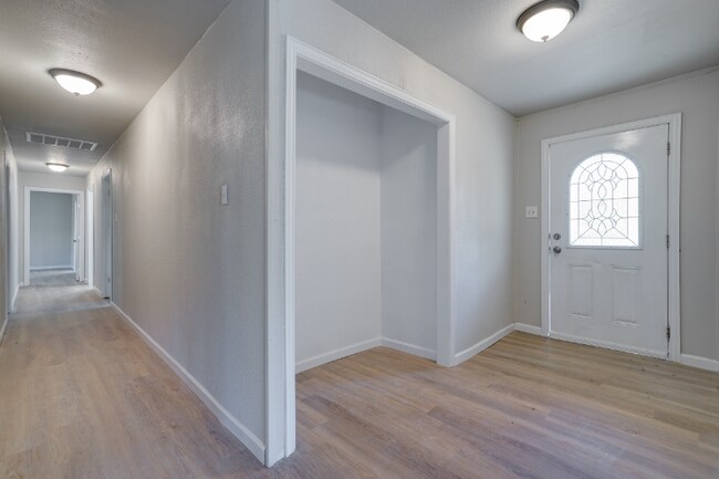 Building Photo - 207 N Oak Dr