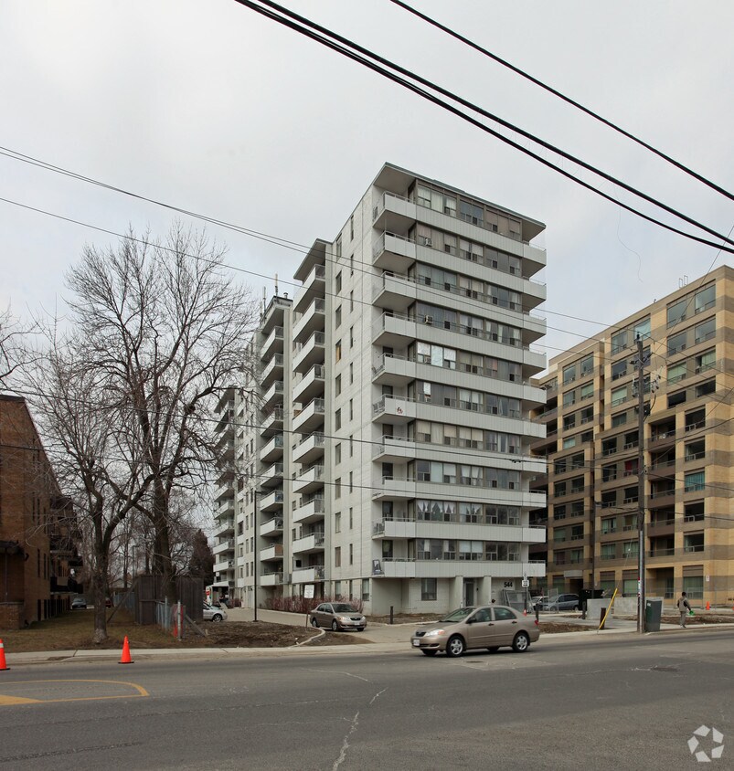 Photo du bâtiment - Birchmount Park Towers