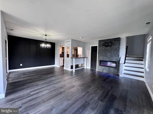 Building Photo - 1403 Roberts Way