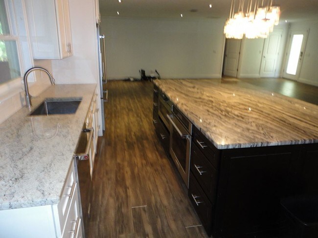 Building Photo - Nice 4/2 Bath Home Close to UF  PENDING LEASE