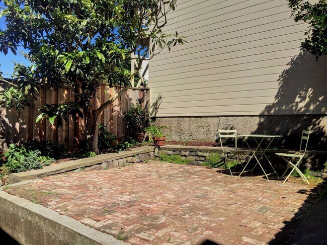 Foto del edificio - Updated 2 Bed, 1 Bath Cottage Style Single...