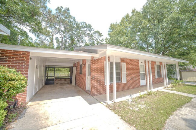 Foto del edificio - 3 Bed / 2 Bath Brick Home With Yard In Town