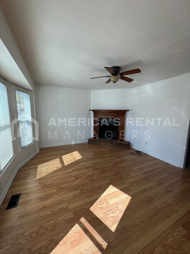 Foto del edificio - DEPOSIT PENDING! Townhome available in Tru...