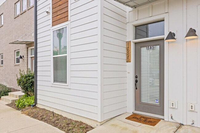Puerta principal - 1585 Sinclair Ave