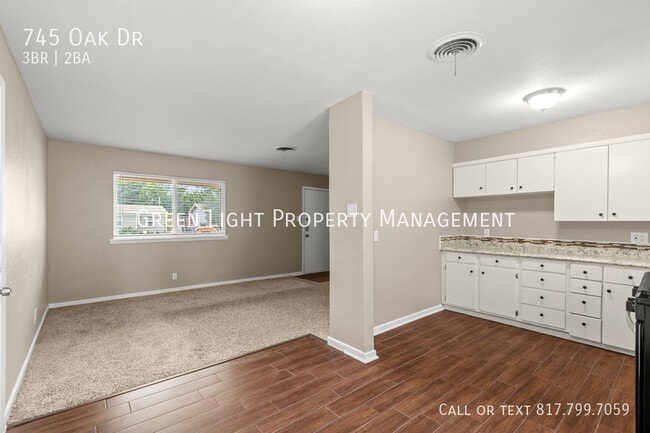Building Photo - 745 Oak Dr