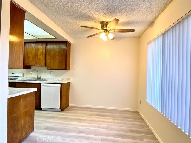 Foto del edificio - 1400 W Warner Ave