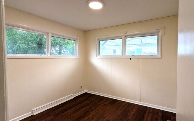Building Photo - 1489 Kingsley- 2 bedroom house